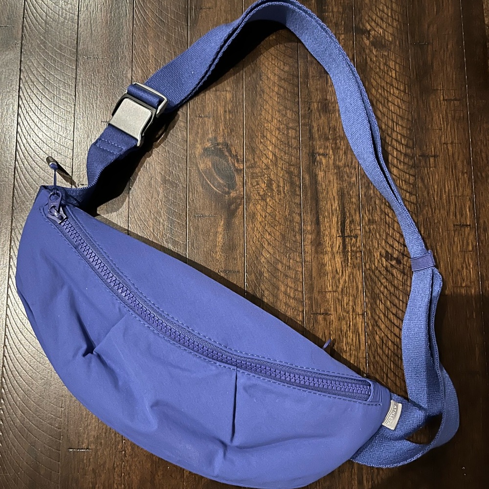 Athleta Fanny Pack Purple. 2 pockets, 4 credit card slots, adjustable waist